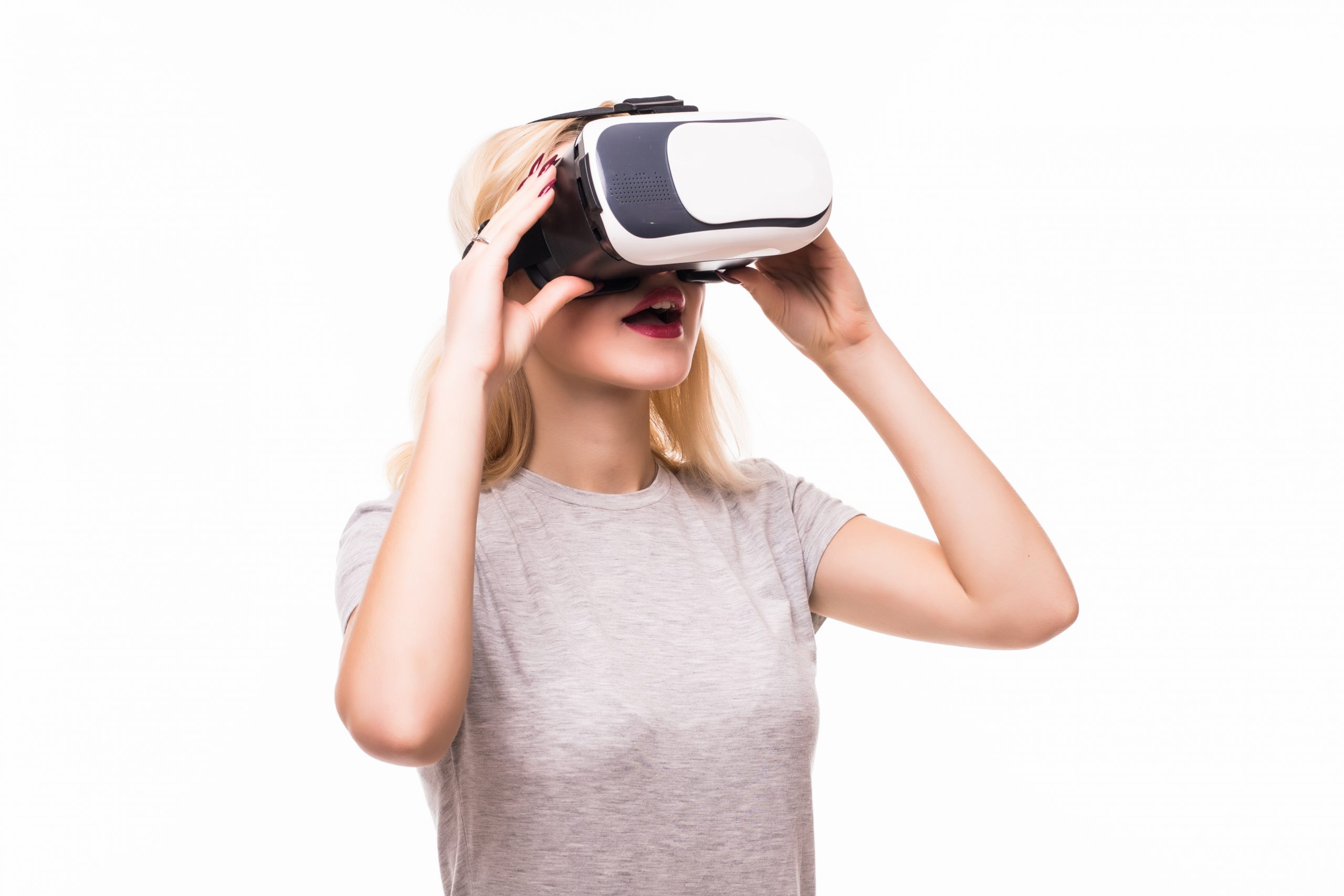 VRを体験する女性