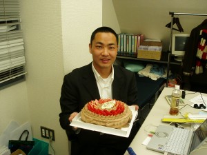 34歳の誕生日を祝ってもらう。創業時のオフィスにて。